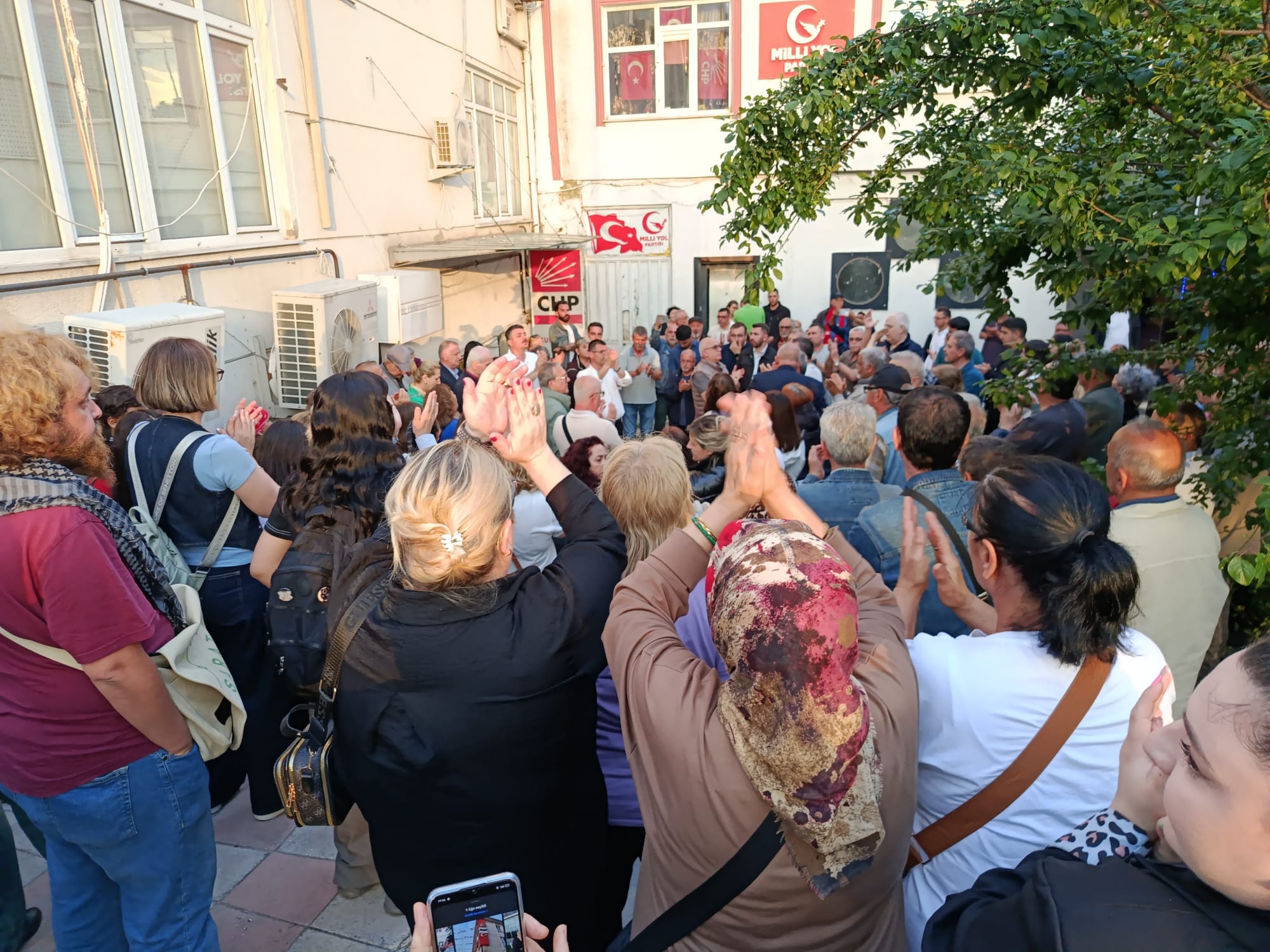 CHP'de Genel Başkanlık görevinden uzaklaştırılan Özgür Özel'in, genel merkezden ayrılışının ardından Edirne'de CHP'liler parti binasında bir araya geldi.